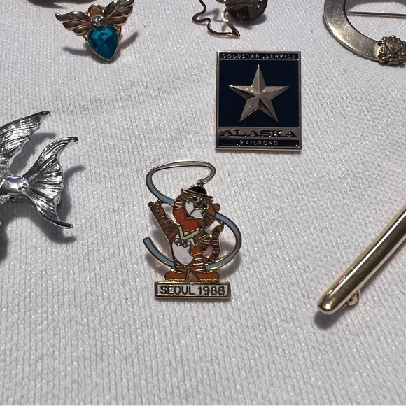 Vintage Pins and Brooches. Collection of 16. Mixed materials. - Picture 6 of 10